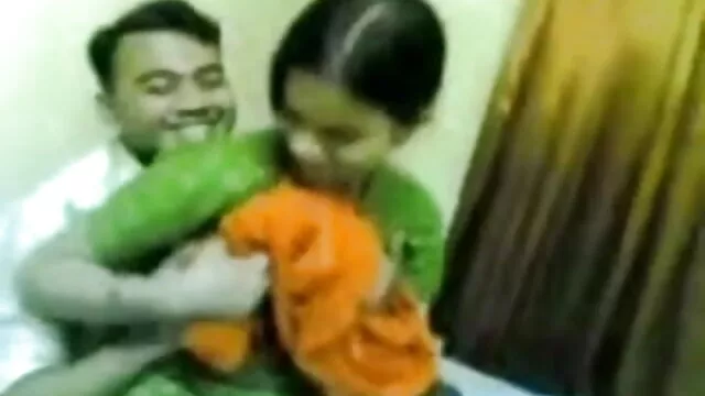 आयरन बिल्ली बनाम एक बड़ा dildo । हिंदी सेक्सी मूवी