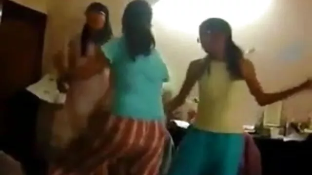 दो सींग का बना लड़कियां कट्टर हिंदी सेक्सी पिक्चर मूवी तिकड़ी के साथ डीआईके
