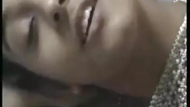 चीनी मिट्टी के बरतन गुड़िया एक इलेक्ट्रो-डीपी सेक्सी पिक्चर मूवी महसूस करता है