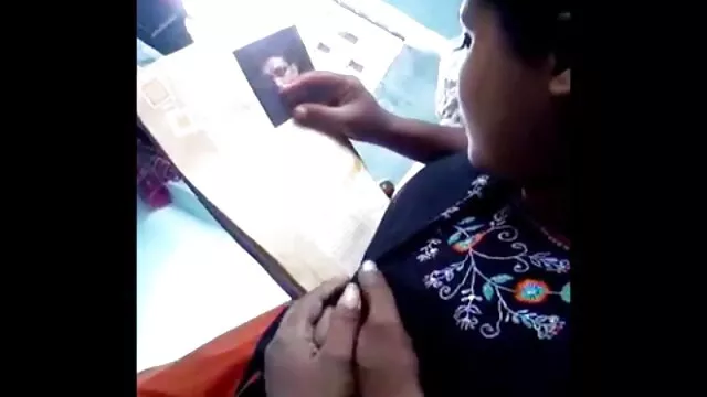 सुडौल सुनहरे बालों वाली स्ट्रिपटीज़ में कम प्लेड स्कर्ट और बिल्ली से हिंदी मूवी सेक्सी हिंदी मूवी सेक्सी पता चलता है
