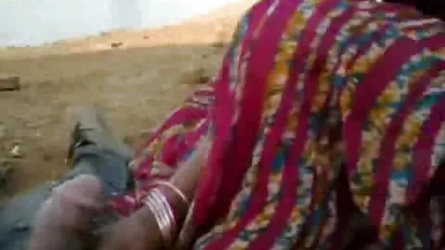 वह एक वीडियो सेक्सी मूवी पुराने फूहड़ लेता है और उसे ज़ोर से बंद