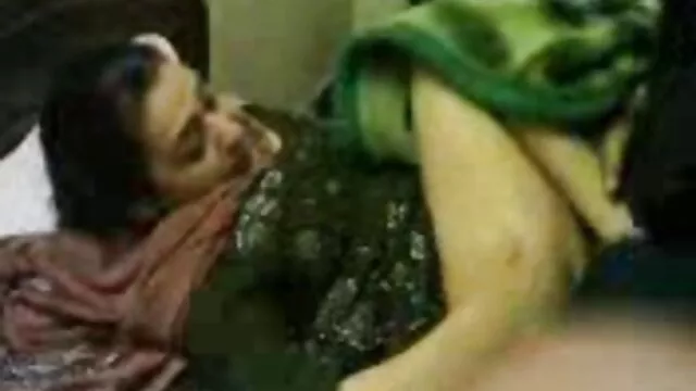 एक झरने के पास सेक्सी सेक्सी पिक्चर वीडियो मूवी बेब पेशाब