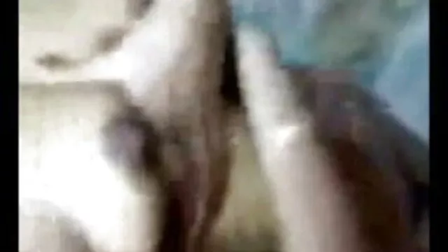 सौतेली बहनें एक-दूसरे के गर्म, सींग वाले शरीर को प्रसन्न करने सेक्सी मूवी वीडियो में के लिए अपनी जीभ का उपयोग करती हैं ।